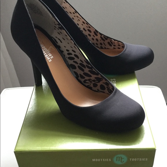 Black satin pumps by Mootsies Tootsies - Picture 1 of 5